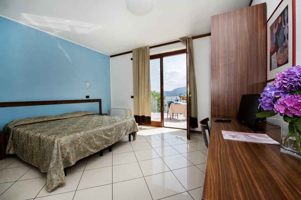 Hotel & Residence La Sibilla Cusiana 페텐나스코 외부 사진